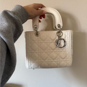 White Quilted Lady bag with shoulder strap included